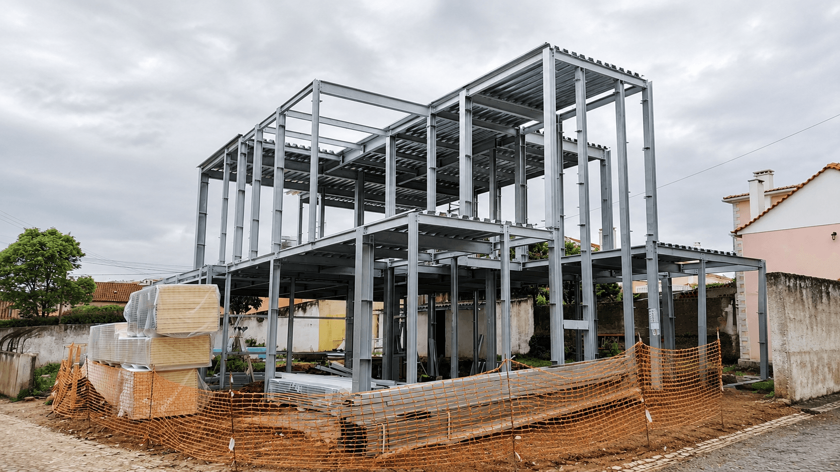 Construção industrializada e construção tradicional lado a lado.